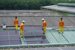 Đưa vào sử dụng điện mặt trời mái nhà trên mái các tòa nhà cơ quan, công sở, trường học, bệnh viện