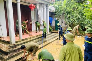 Công an Thanh Hóa giúp dân khắc phục hậu quả mưa lũ