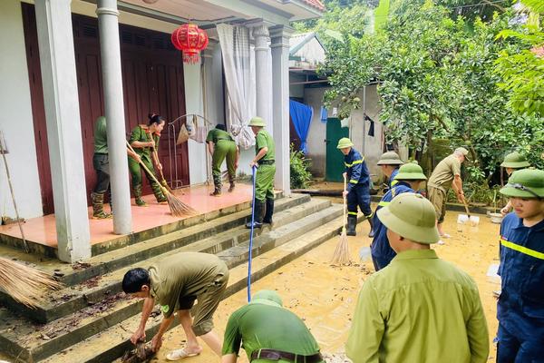 Công an Thanh Hóa giúp dân khắc phục hậu quả mưa lũ