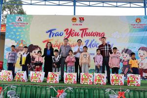 “Trung thu cho em” ở Hòa Sơn: Trao yêu thương, thắp sáng ước mơ