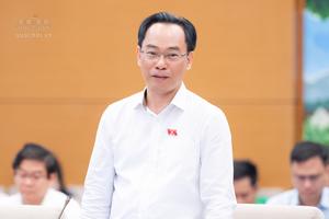 Bộ trưởng Bộ Giáo dục giải trình việc thiếu sách giáo khoa, bỏ điểm cộng IELTS và giải học sinh giỏi