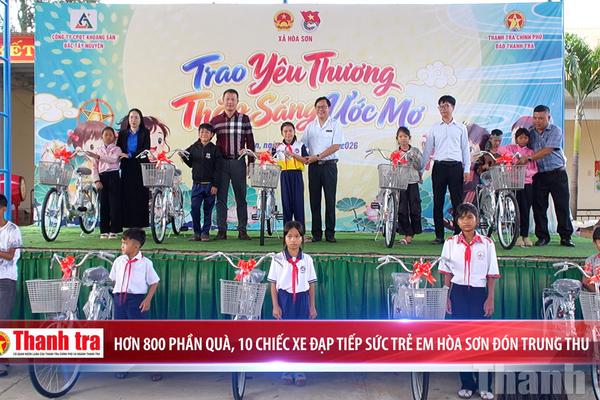 Hơn 800 phần quà, 10 chiếc xe đạp tiếp sức trẻ em Hòa Sơn đón Trung thu