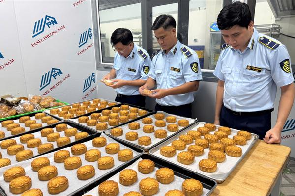 Hà Nội: Kiểm tra cơ sở bánh Trung thu, tạm giữ 214 sản phẩm vi phạm