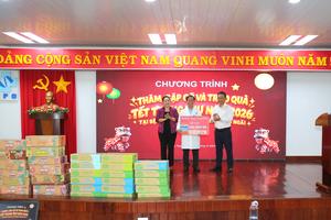 Trao yêu thương, gửi trọn niềm vui Trung thu đến các em nhỏ tại Bệnh viện Sản Nhi Quảng Ngãi