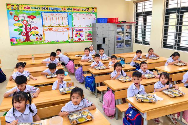 Sau phản ánh cơm bán trú "toàn tóp mỡ": Lộ nhiều bất cập, quá tải tại bếp ăn trường học