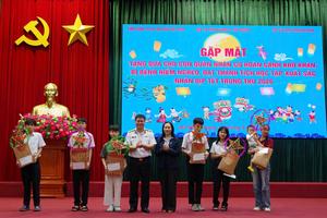 Trung thu của con, thêm vững lòng người lính biển