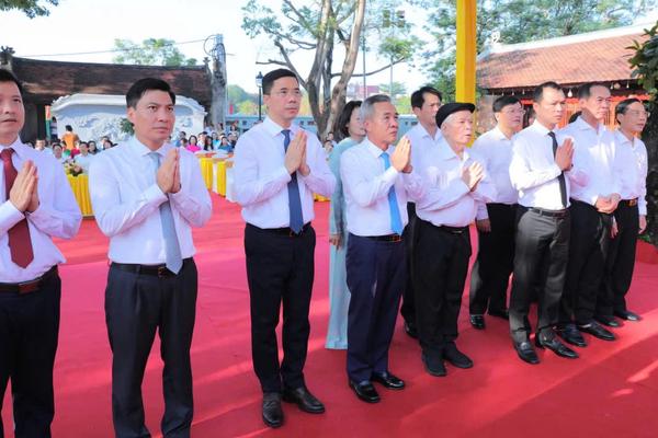 Thanh Hóa: Lãnh đạo tỉnh dâng hương tưởng niệm Anh hùng dân tộc Lê Lợi