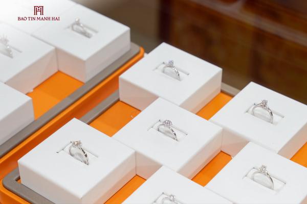 Giá vàng mất mốc 4.200 USD, chuyên gia cảnh báo điều gì?