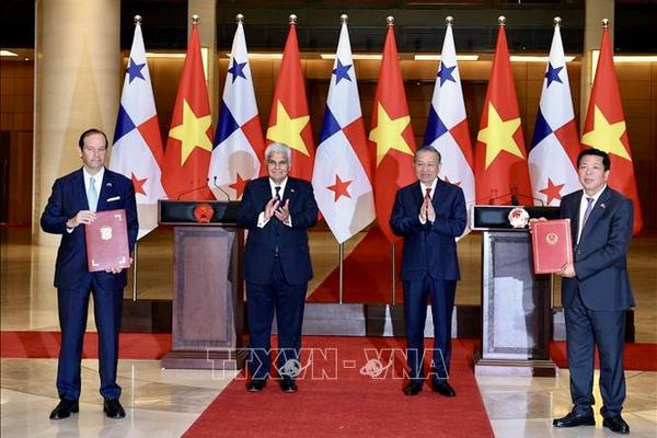 Tổng Bí thư, Chủ tịch nước Tô Lâm và Tổng thống Panama chứng kiến Lễ trao các văn kiện hợp tác