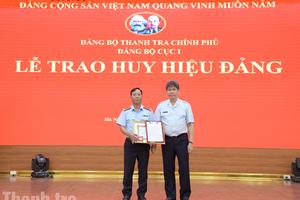 Trao tặng Huy hiệu 30 năm tuổi Đảng cho Phó Cục trưởng Cục I Nguyễn Duy Đông