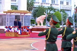 Thủ tướng Lào Saleumxay Kommasith chủ trì lễ đón chính thức Thủ tướng Lê Minh Hưng