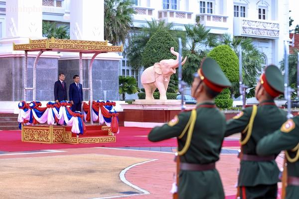 Thủ tướng Lào Saleumxay Kommasith chủ trì lễ đón chính thức Thủ tướng Lê Minh Hưng
