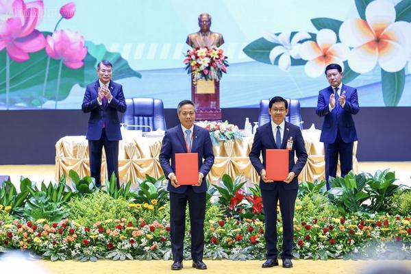 Hai Thủ tướng dự Hội nghị xúc tiến đầu tư Việt Nam - Lào: "Gắn kết chiến lược" trong lĩnh vực kinh tế