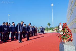 Hai Thủ tướng Việt Nam, Lào dâng hoa tưởng niệm Chủ tịch Hồ Chí Minh, Chủ tịch Kaysone Phomvihane, Chủ tịch Souphanouvong