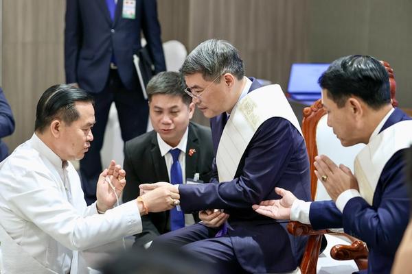 Thủ tướng Lê Minh Hưng dự lễ buộc chỉ cổ tay truyền thống của Lào
