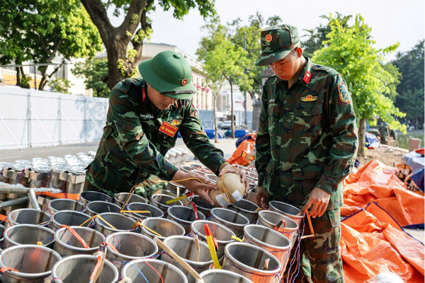 Cận cảnh công tác chuẩn bị các trận địa pháo hoa do Sun Group tài trợ mừng đại lễ 10/10