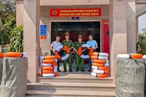 Ciputra Hanoi trao tặng 100 phao cứu sinh cho Công an phường Phú Thượng, tăng cường công tác cứu nạn cứu hộ địa bàn