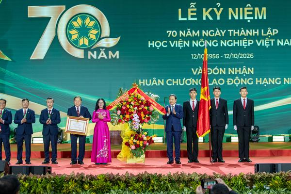 Học viện Nông nghiệp Việt Nam đón nhận Huân chương Lao động hạng Nhất