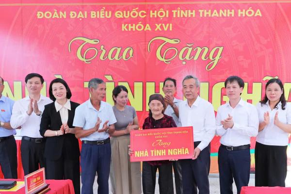 Bí thư Tỉnh ủy Thanh Hóa trao nhà tình nghĩa cho người phụ nữ vượt khó