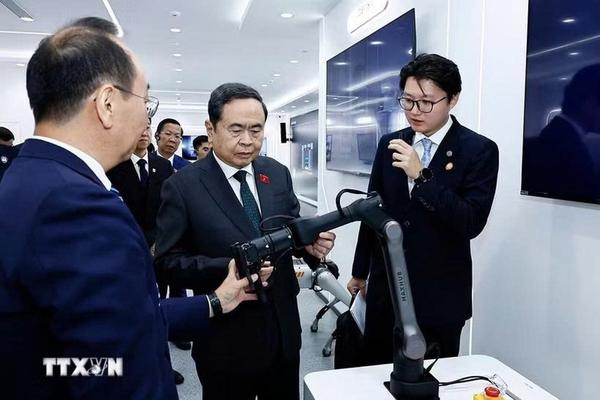 Chủ tịch Quốc hội Trần Thanh Mẫn thăm Khu Phát triển Kinh tế - Công nghệ Bắc Kinh