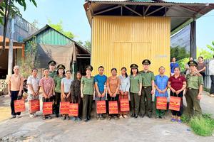Thanh tra Công an Lào Cai tiếp thêm nghị lực sống cho bệnh nhân nghèo chạy thận