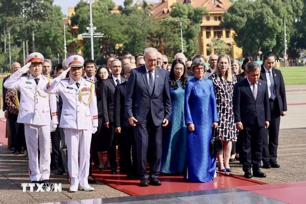Tổng thống Thụy Sĩ và Phu nhân vào Lăng viếng Chủ tịch Hồ Chí Minh