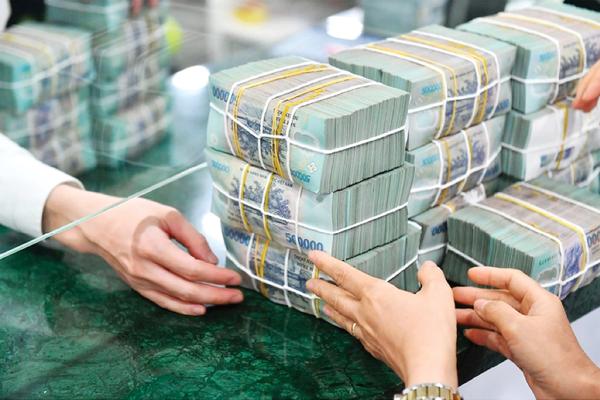 Lãi suất tiết kiệm giảm mạnh tại hàng loạt ngân hàng