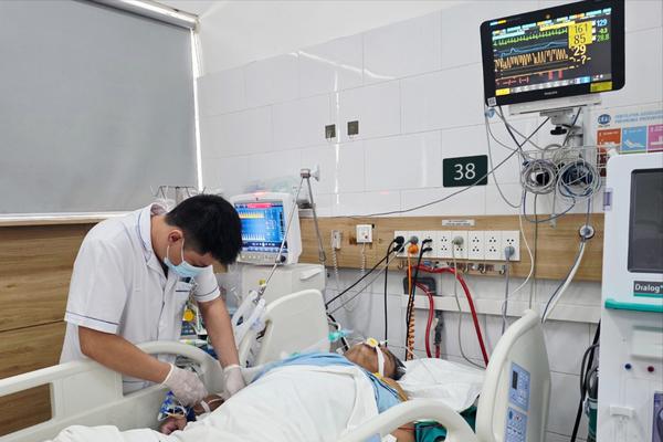 Ngộ độc khí clo ở Hà Nội: 2 ca rất nặng, 1 người phải can thiệp ECMO