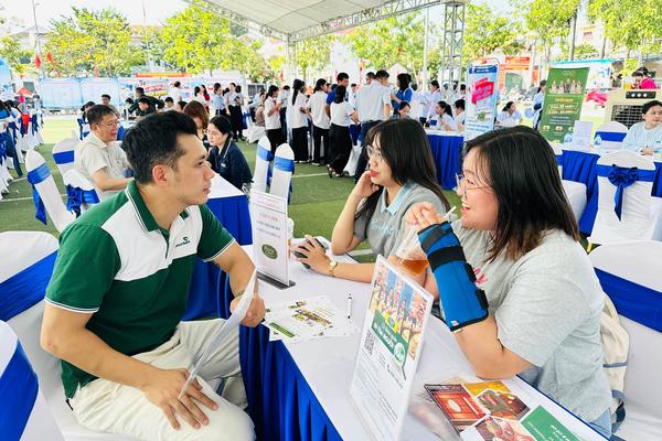 Thị trường lao động cuối năm: Đầu việc tăng vẫn khó tuyển người