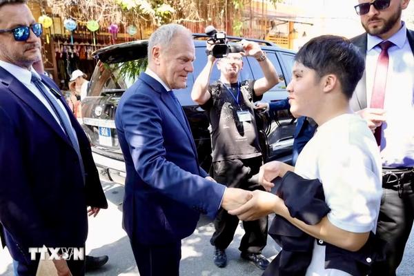 Thủ tướng Ba Lan Donald Tusk thăm phố cổ Hội An