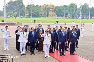 Chùm ảnh: Thủ tướng Ba Lan Donald Tusk viếng Chủ tịch Hồ Chí Minh