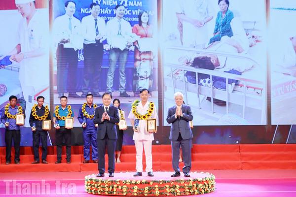 Từ giường bệnh trở về, người điều dưỡng tiếp tục hành trình vì người bệnh