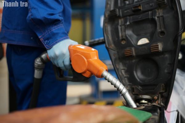 Giá xăng dầu đồng loạt tăng, dầu diesel vượt 30.000 đồng/lít
