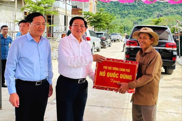 Phó Thủ tướng Hồ Quốc Dũng thăm người dân vùng sạt lở ở Gia Lai