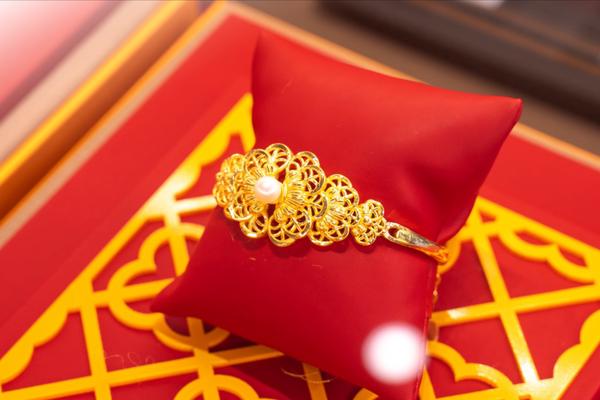 Vàng SJC xuống dưới 140 triệu đồng, vì sao giảm mạnh?
