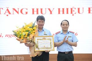 Phó Bí thư Đảng ủy Thanh tra Chính phủ Nguyễn Hữu Hòa được trao tặng Huy hiệu 35 năm tuổi Đảng